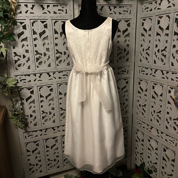 👗HOST PICK👗 GIRLS RARE EDITIONS IVORY & WHITE SLEEVELESS FLOWER GIRLS DRESS - Picture 4 of 9